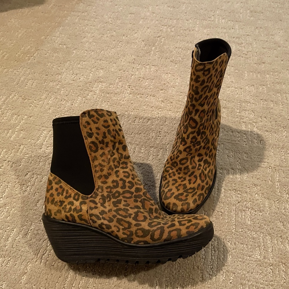 Women’s 7.5 London Fly boots. Excellent condition